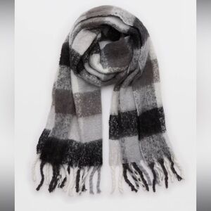 Aerie Black and White Fuzzy Blanket Scarf